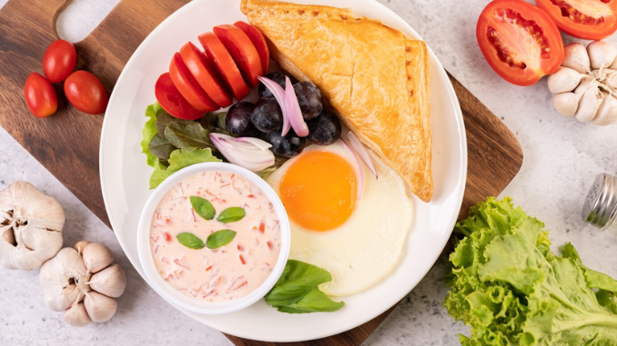 Sarapan tak harus mewah. Yang penting seimbang, cukup, dan cocok dengan aktivitas Anda. Satu telur, nasi secukupnya, buah, dan air putih sudah jauh lebih baik daripada tidak makan sama sekali.