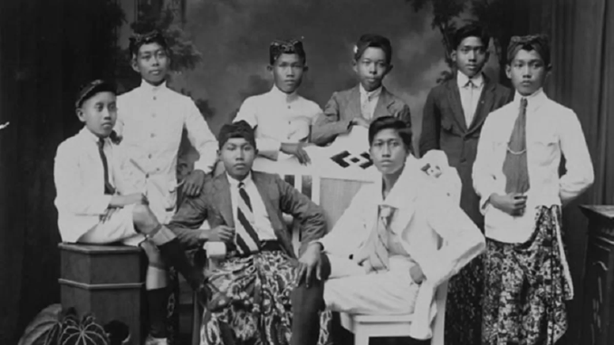 Indonesia modern dibangun melalui persatuan, perjuangan, kompromi, dan perubahan politik. 
